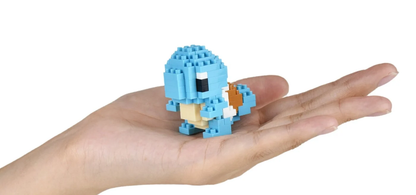 nanoblock Pokémon Schiggy auf einer Handfläche, Größenvergleich
